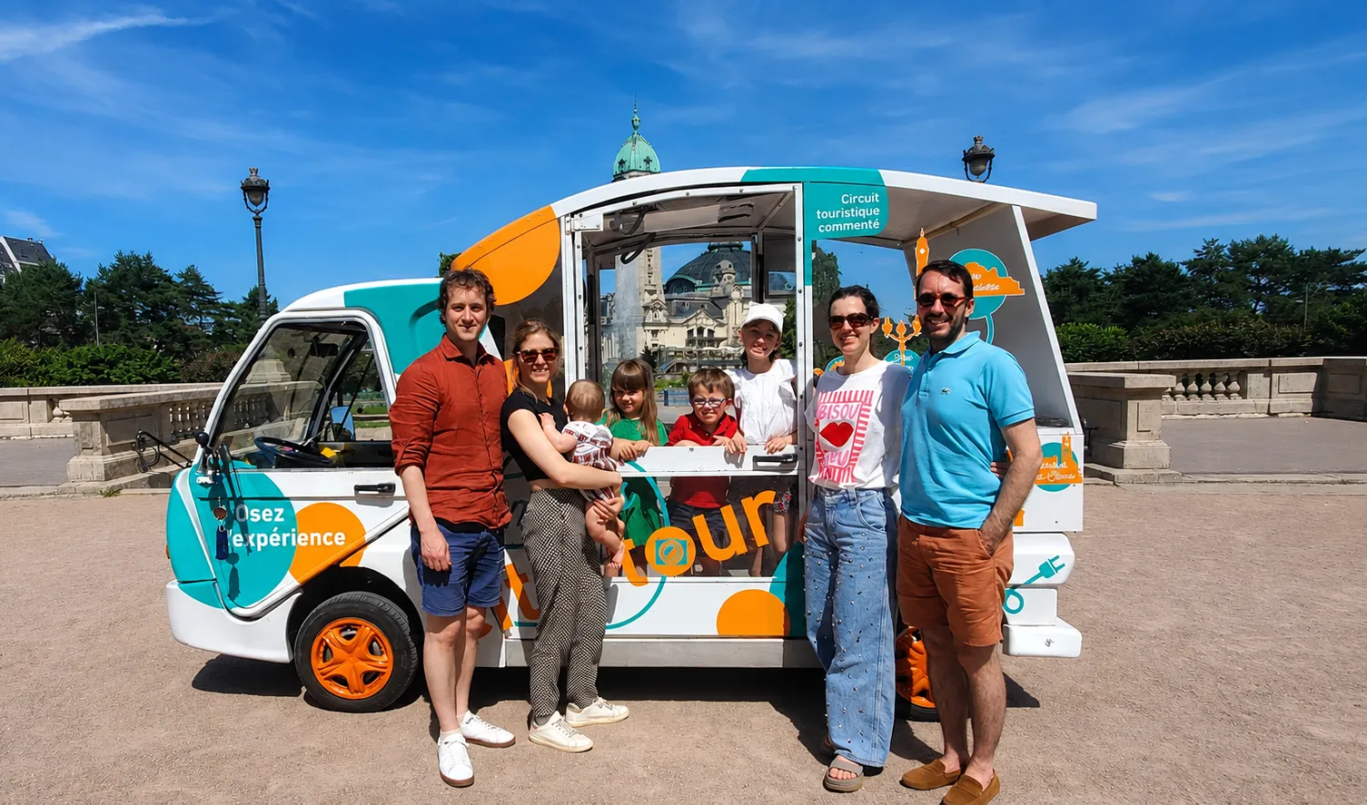 Le Tuk Tuk Touristique de Limoges devant la gare des Bénédictins